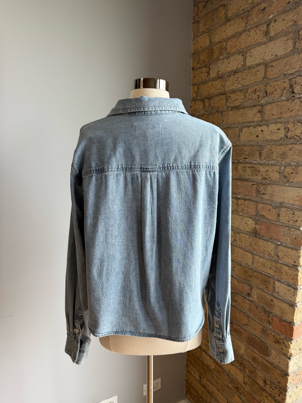 Aritzia Denim Forum ’80s Comfy Waist Denim Shirt in 7 Years Bleu Taboo - Picture 5 of 9
